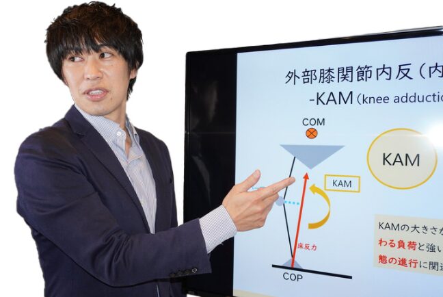 関節について解説しているピラティススタジオファーストラボのオーナー